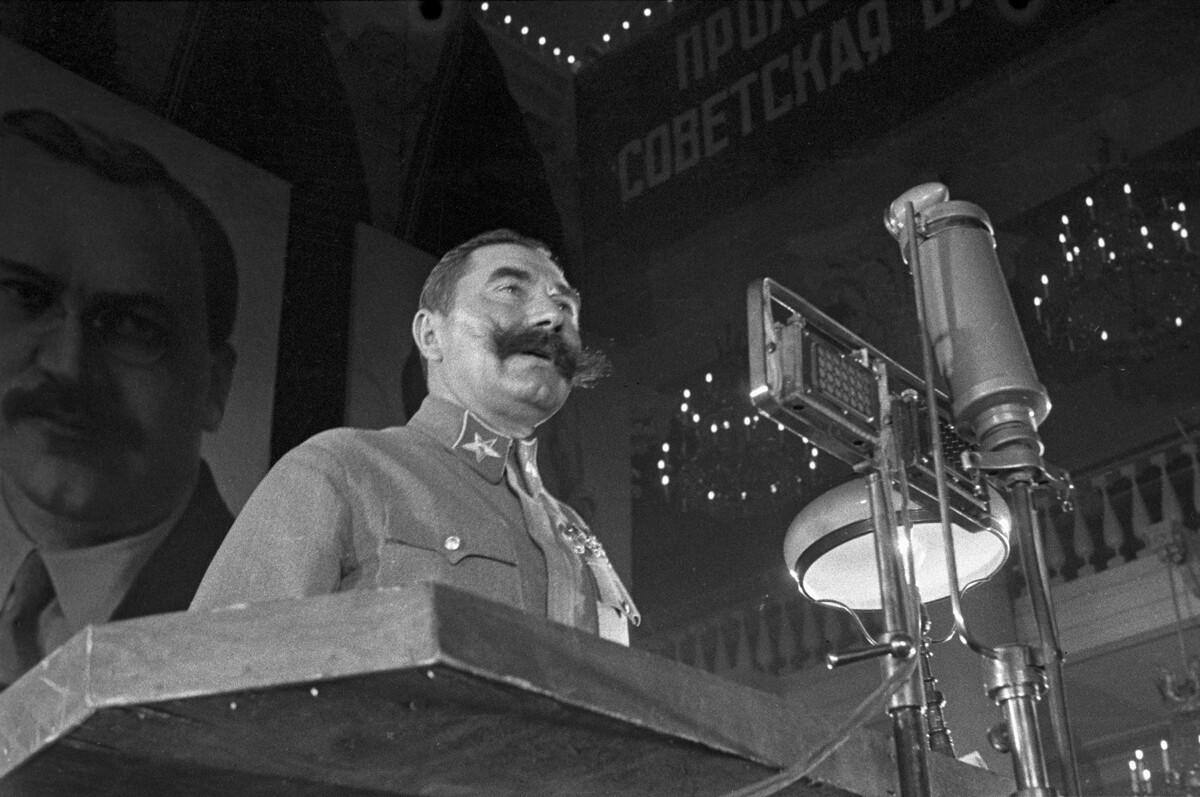 Aniversário da Revolução Socialista de Outubro. Salão de Colunas da Casa dos Sindicatos. O marechal da União Soviética Semiôn Mikhailovitch Budiônni faz um discurso no pódio. Moscou, 1939