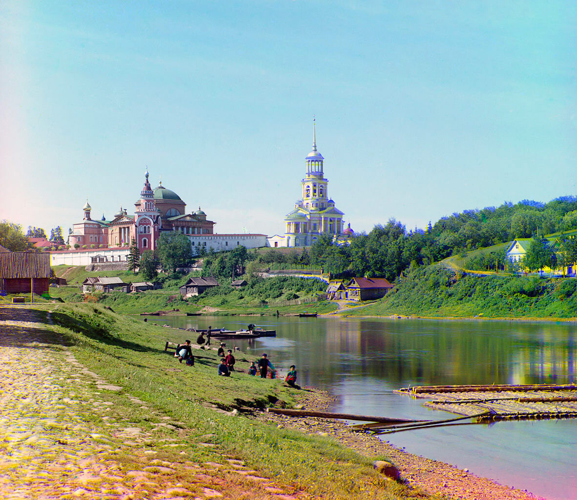 Vista del monasterio de Borís y Gleb desde el puente. Fotografía en color, 1910.