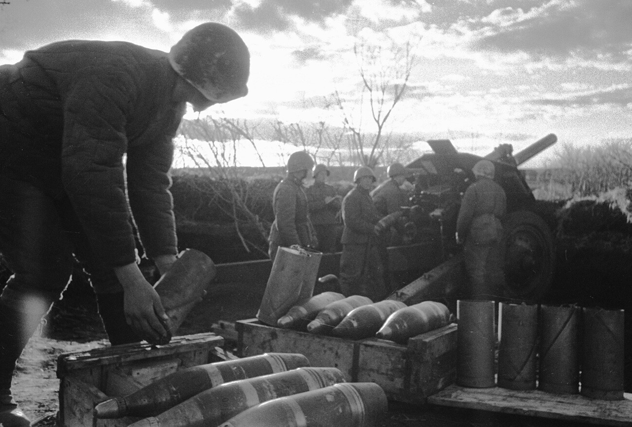 Borbe u okolini Vjazme. Vojnik s projektilima pored haubice, listopad-studeni 1941.