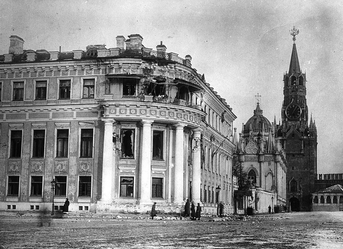 Der Kleine Nikolajewskij-Palast nach der Beschießung des Kremls, 1917