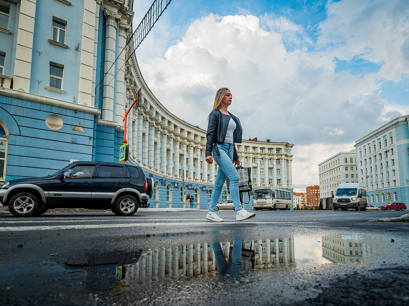 Nel centro di Norilsk. Si riconoscono edifici in stile “Impero staliniano”. Gli abitanti sono oggi poco meno di 175 mila. In passato hanno superato i 213 mila