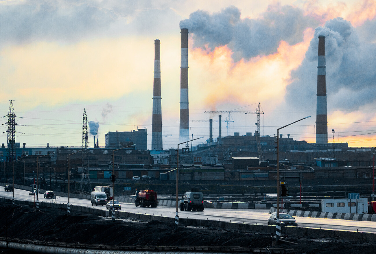 Circa la metà dell’intera popolazione di Norilsk lavora nel gigantesco complesso metallurgico cittadino