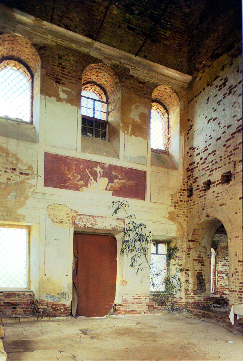 Monogarovo. Chiesa della Discesa dello Spirito Santo. Interno, parete nord con frammenti di pittura murale tardo settecentesca con simboli religiosi (tavole con i Dieci Comandamenti). 22 luglio 2006