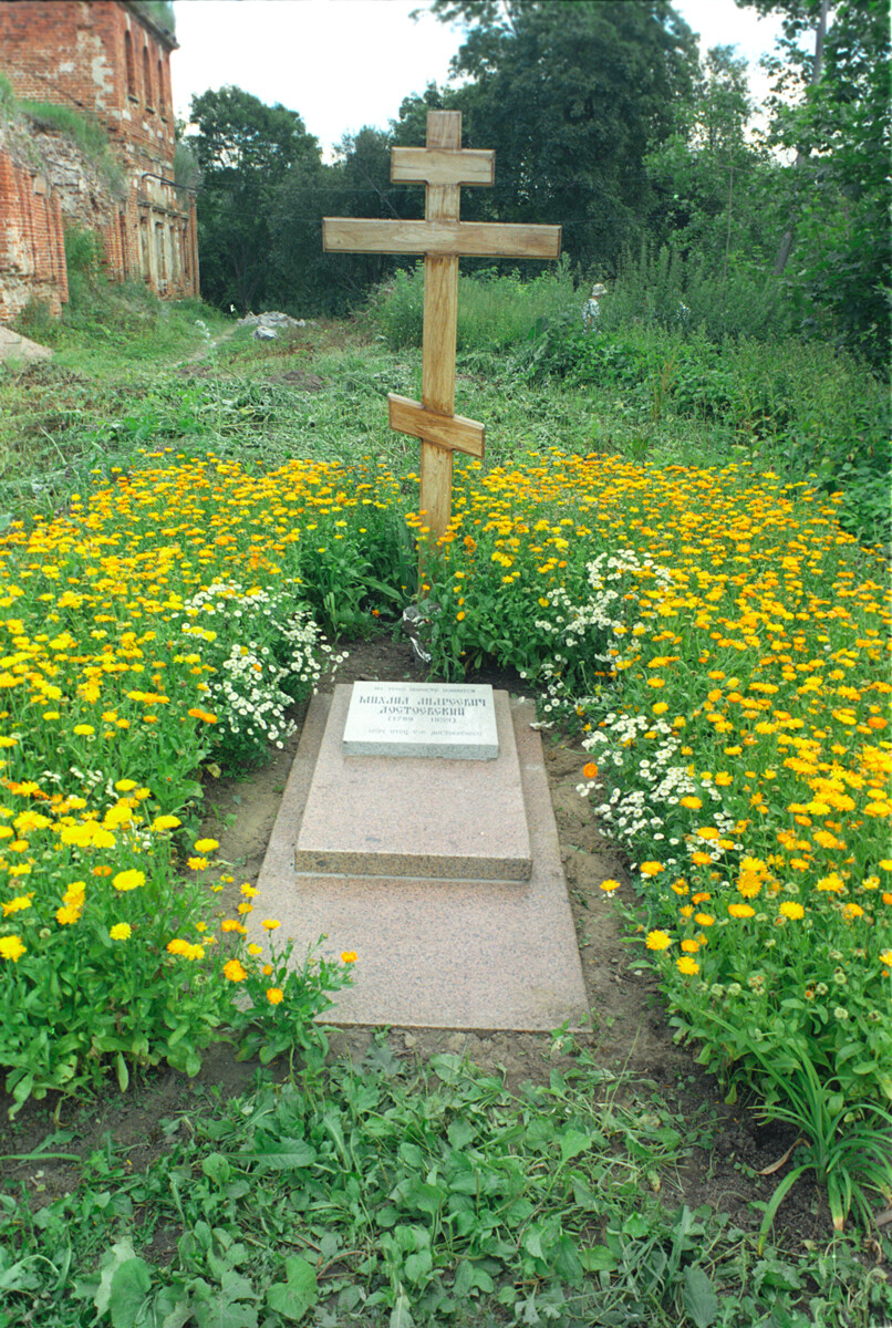 Monogarovo. Monumento funebre di Mikhail Dostoevskij, inumato nel cimitero della Chiesa della Discesa dello Spirito Santo. 22 luglio 2006