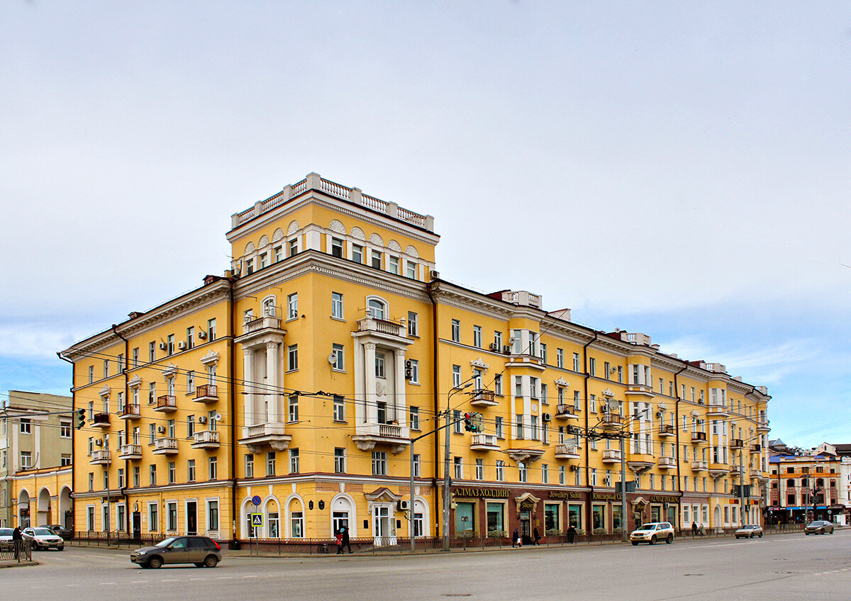 How did apartment blocks change under Stalin, Khrushchev & Brezhnev? -  Russia Beyond