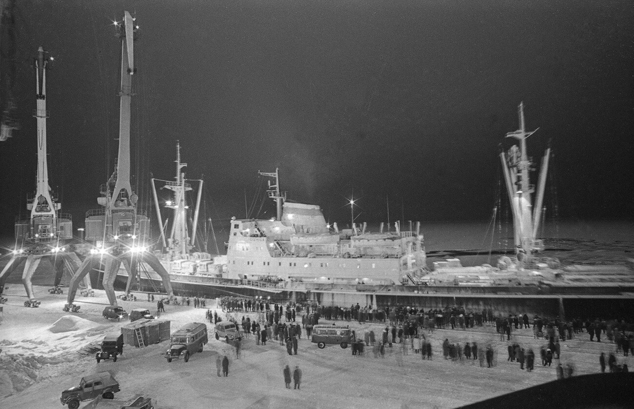 Dudinka, el 20 de noviembre de 1970. El buque rompehielos diesel-eléctrico Gizhiga en el puerto marítimo de Dudinka.