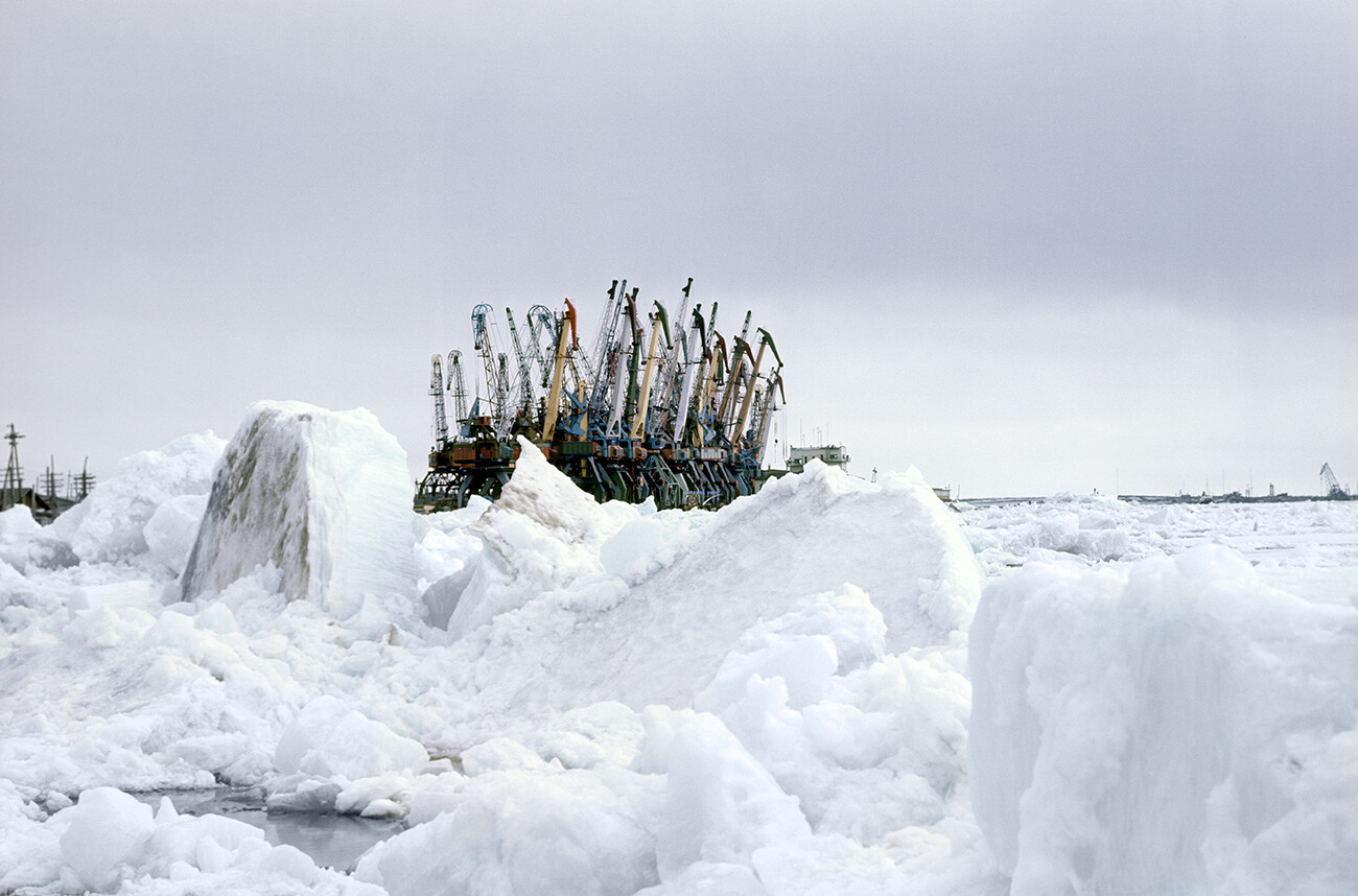 El puerto de Dudinka en julio, durante la deriva del hielo en el Yeniséi.