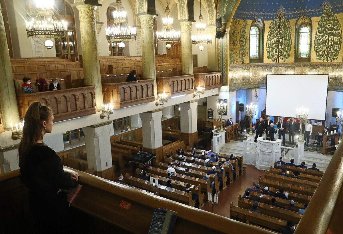 Gläubige nehmen an einem Abendgottesdienst in der Großen Choral-Synagoge anlässlich des Tages der Erlösung und Befreiung der europäischen Juden von den Nazis teil, 2021