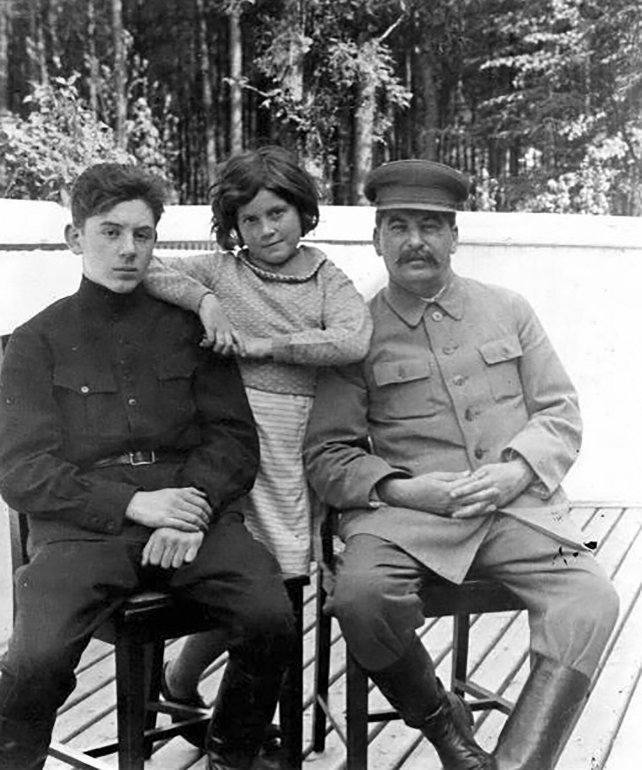 Josif Stalin s sinom Vasilijem in hčerko Svetlano 