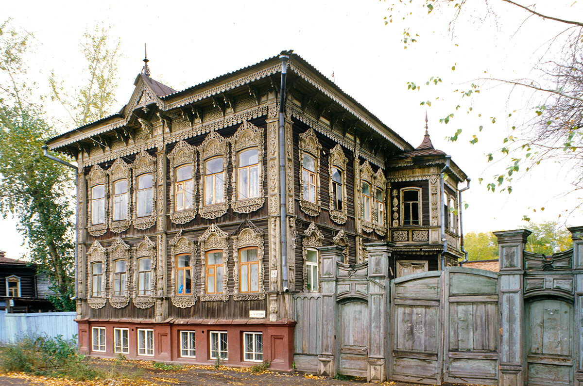 Wooden house & courtyard gate, Tatar Street 46. One of many distinctive wooden houses built in the district of Tatar merchants. September 26, 1999