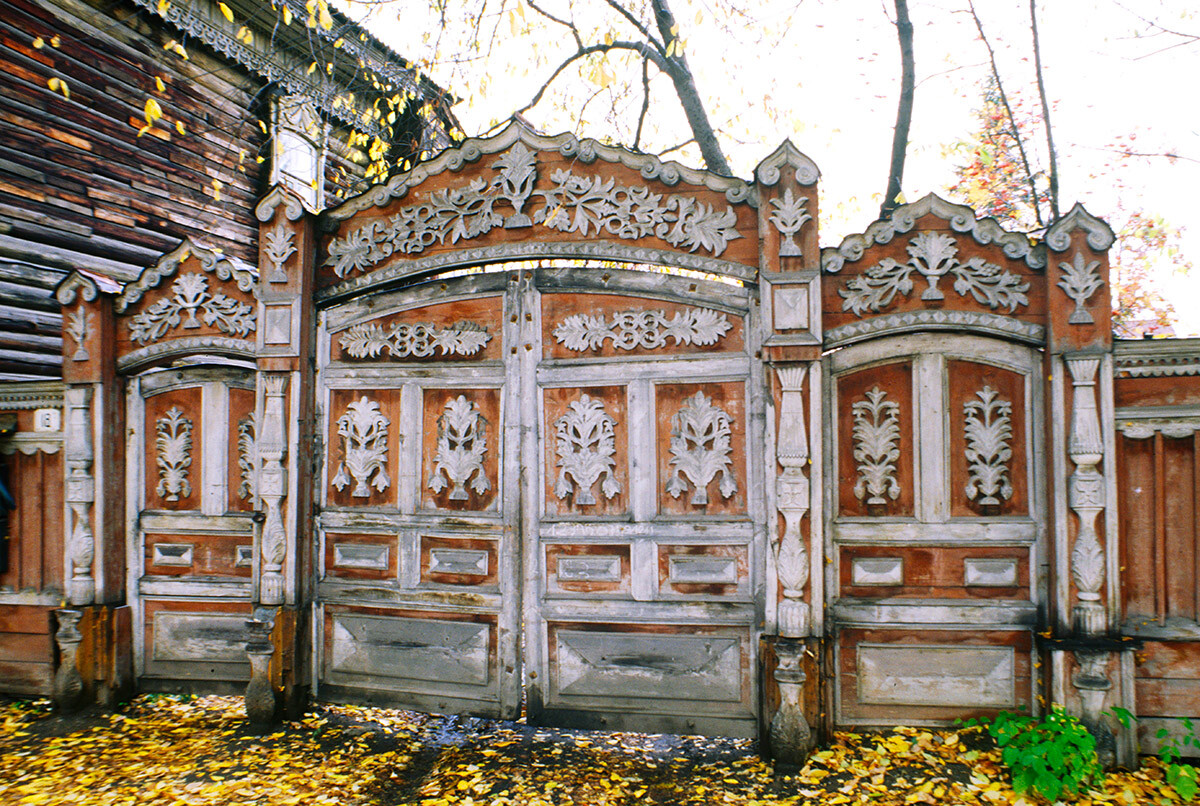 Ornamental wooden gate leading to courtyard of house on Solyanoi Lane 18. September 26, 1999