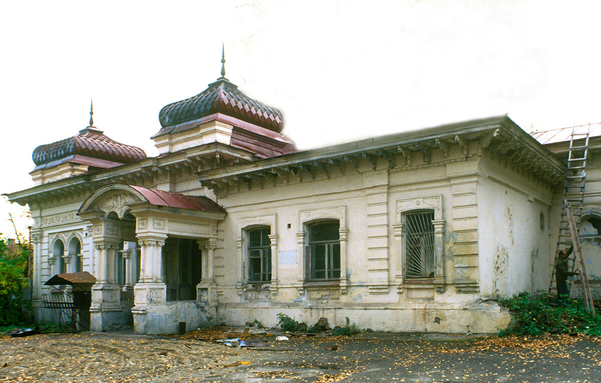 House of merchant Karym Khamitov, built in Tatar District in 1894. Under conversion into cultural center for Tatar community of Tomsk region. September 25, 1999