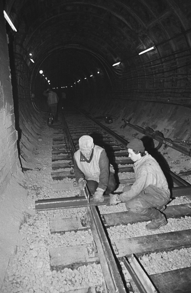 Trabajos en el túnel de la estación Plóshchad múzhestva.