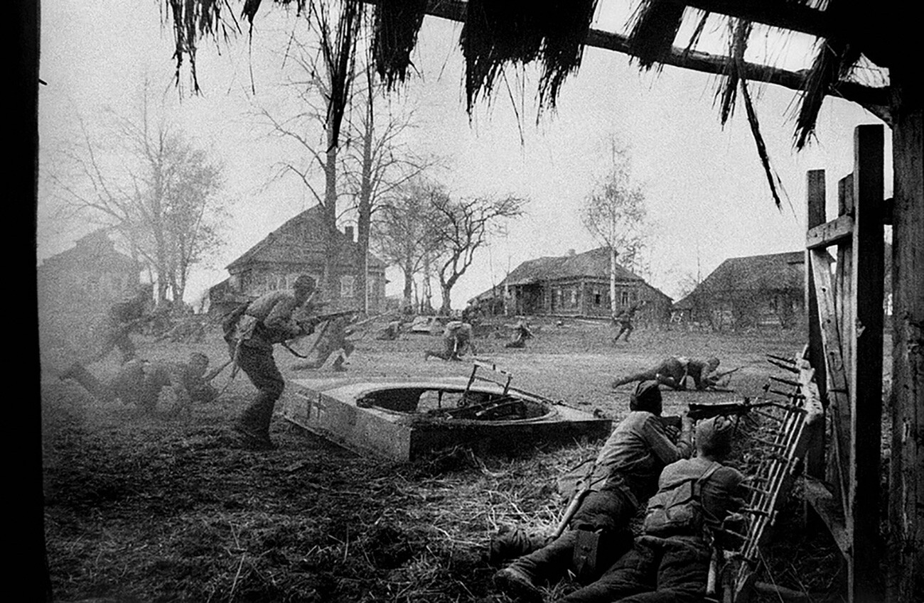 Soviet infantry, October 1941.