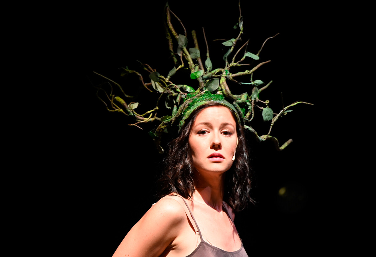 Starshenbaum as Desdemona in Moscow's Taganka Theater