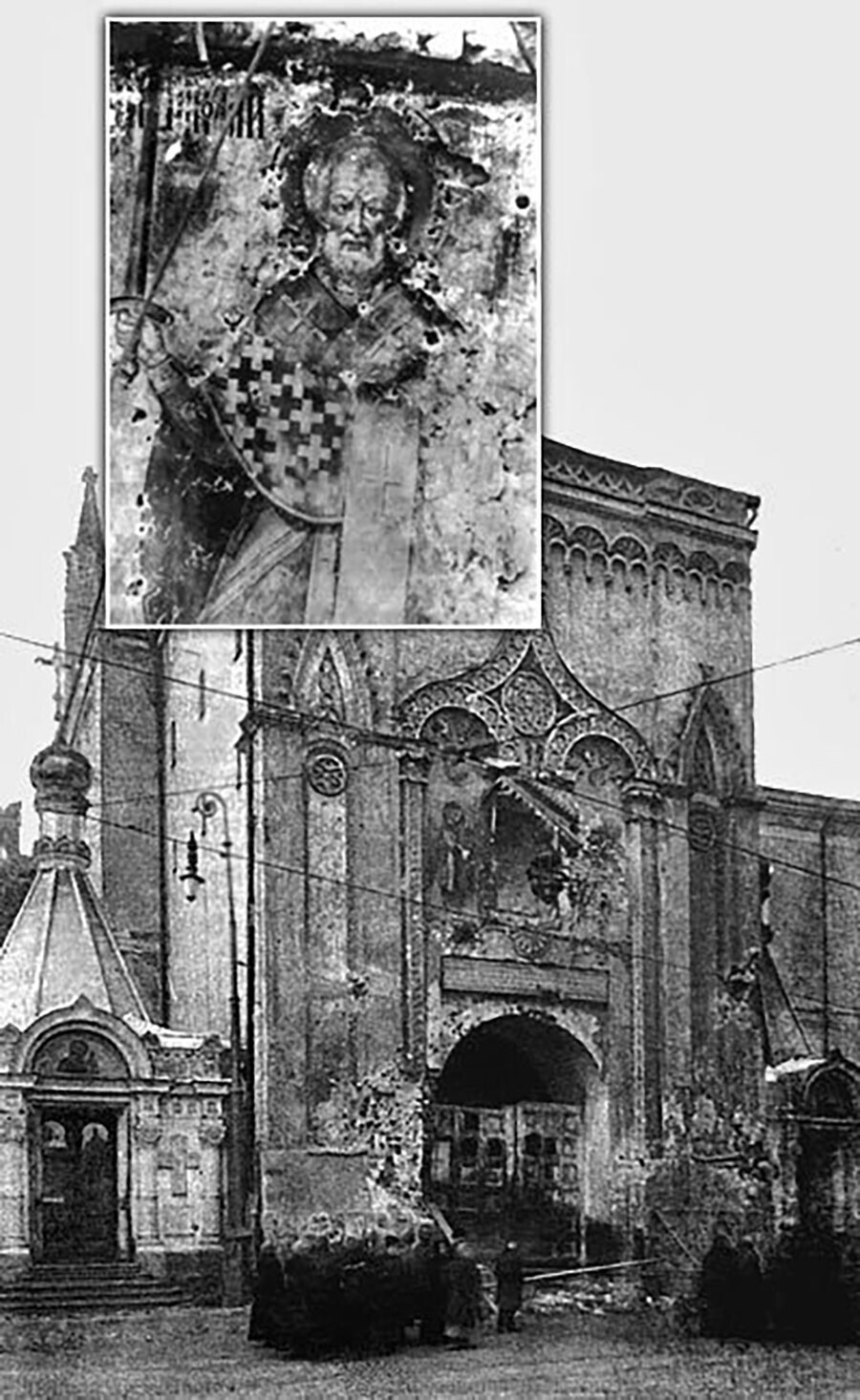 La Torre Nikolski del Kremlin con un icono de San Nicolás en la puerta destruida