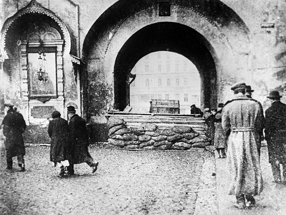 Una barricada en los arcos de la Puerta Voskresenski del Muro de Kitái-gorod.