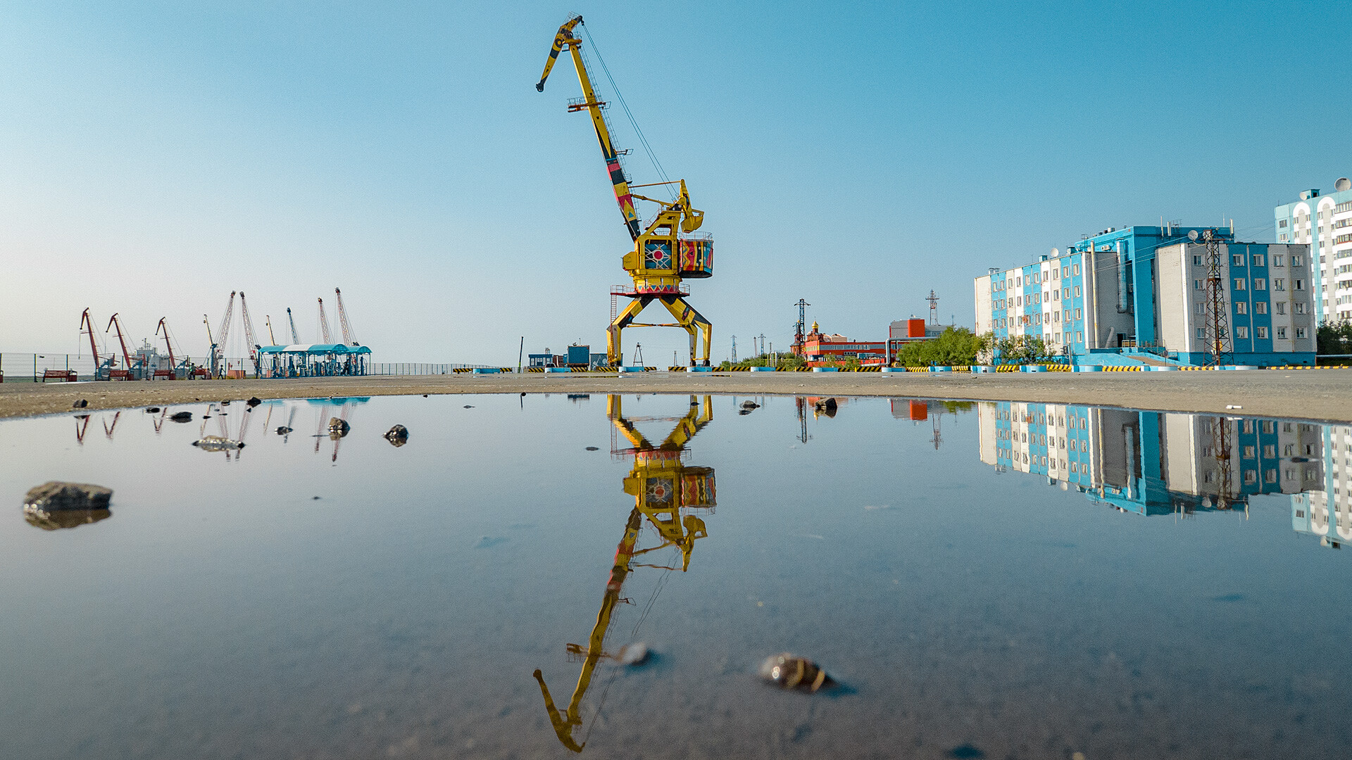 A 'giraffe' in the port of Dudinka.
