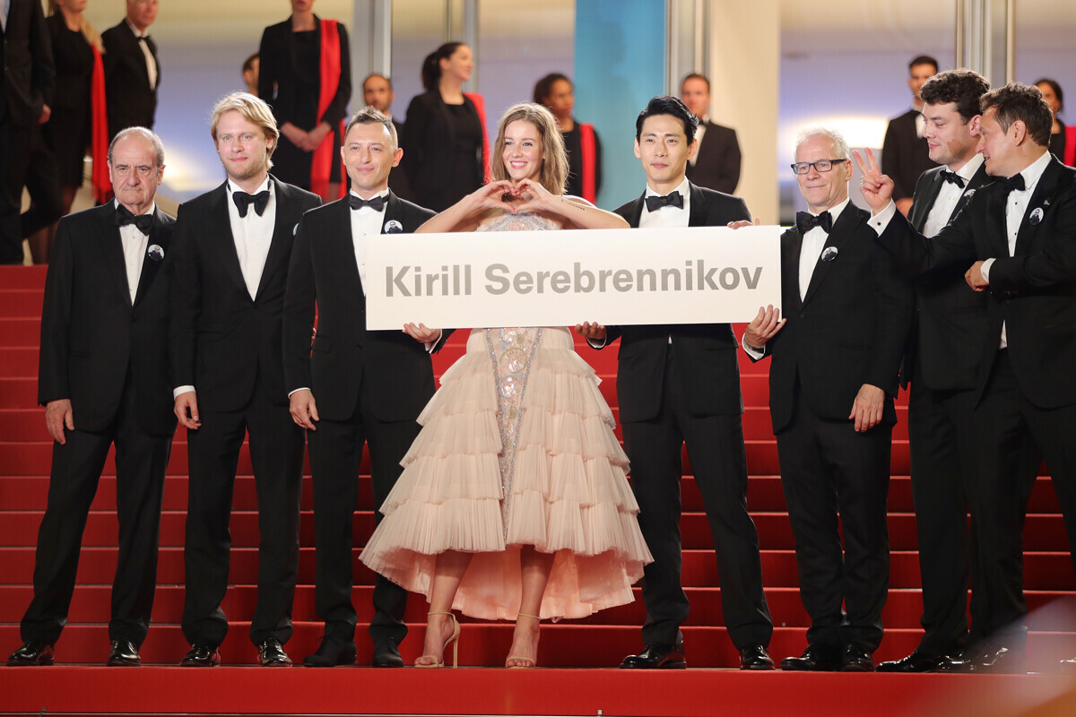 Irina Starshenbaum (centro) com o elenco de “Verão” para a exibição do longa de Kirill Serebrennikov no Festival de Cannes em 2018

