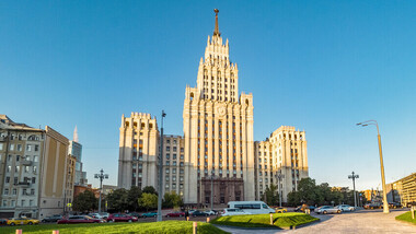 Легендарните облакодери на Москва: Зградата-метро, која мораше да се „замрзне“