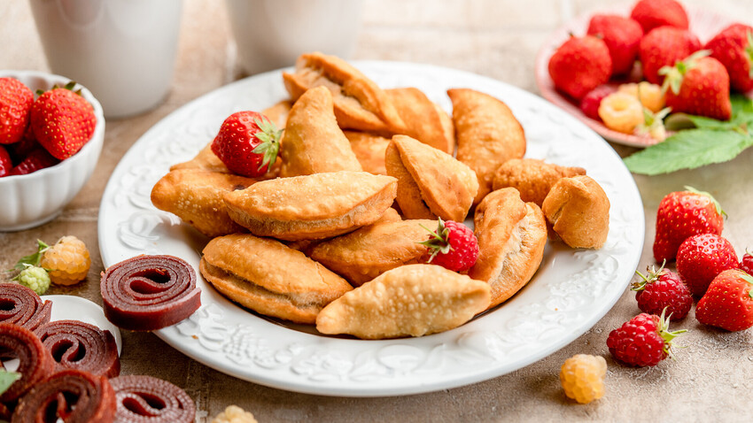 Tasty mini pies with berry filling according to an old Russian recipe.