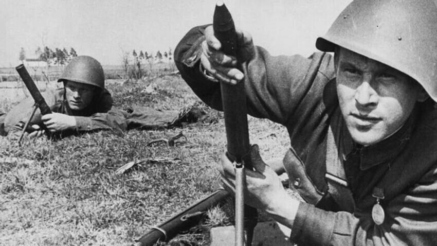 Soldados soviéticos armados con morteros de pala BM-37.