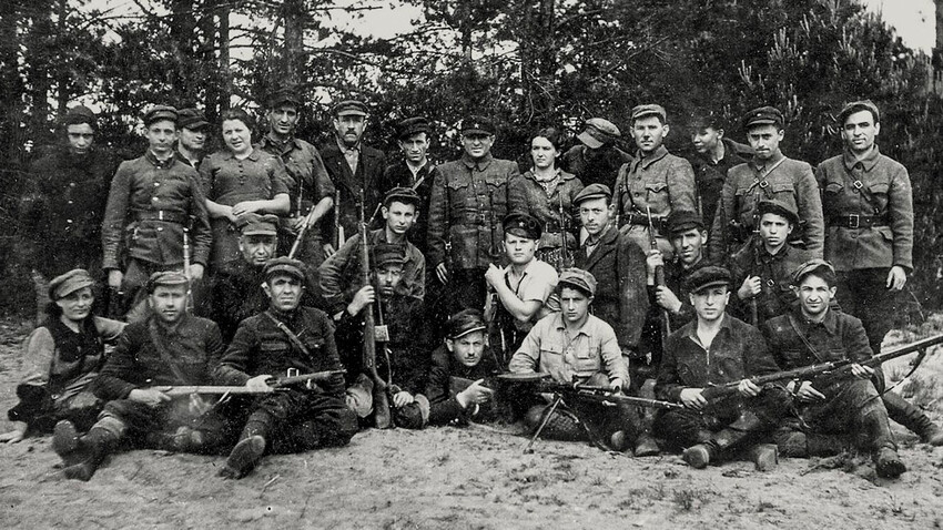Grupa partizana iz različitih odreda, uključujući i odred Beljskih, u Nalibojskoj šumi, 20. srpnja 1944. 