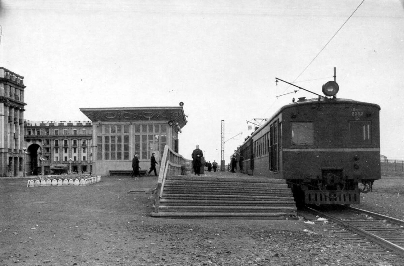 Estación de ferrocarril en la plaza Oktiábrskaia.