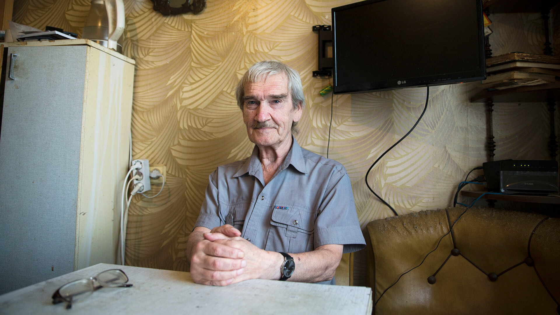 Stanislav Petrov v svojem stanovanju v kraju Frjazino