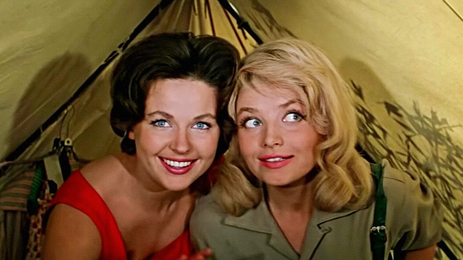 Una escena de la película 3+2 sobre las vacaciones de verano. Según el argumento, una de las damas (izquierda) es entrenadora de animales salvajes, y su amiga (derecha) es actriz.