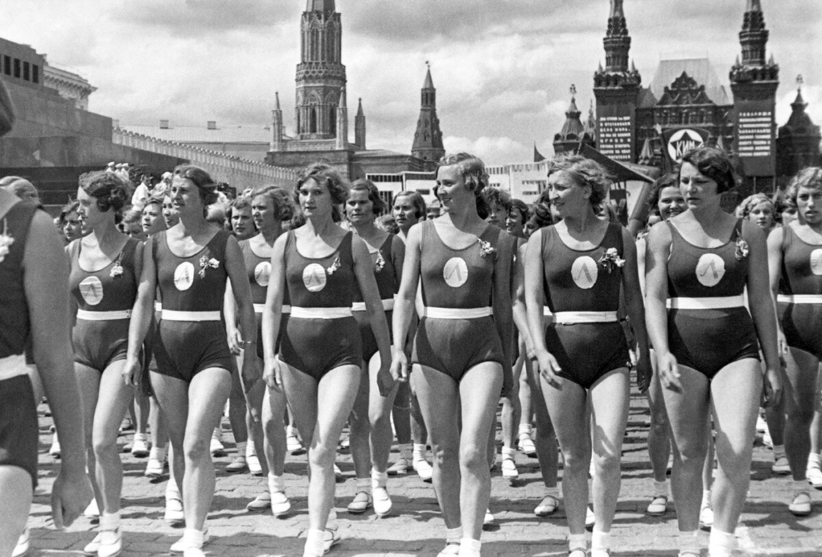 Los participantes en el Desfile de Atletas desfilan en la Plaza Roja de Moscú.
