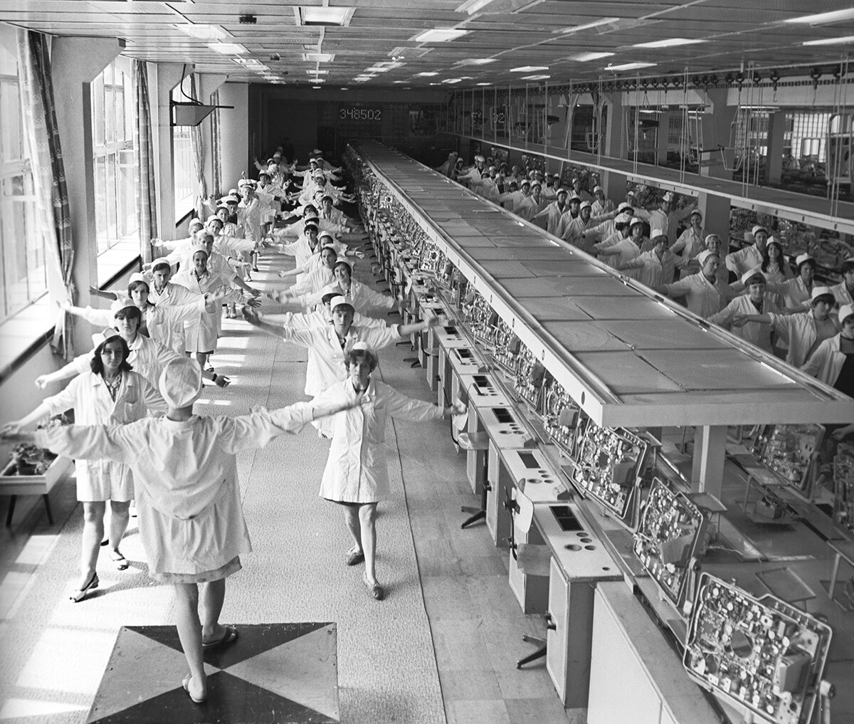 Durante los ejercicios en la fábrica de TV. 1969.