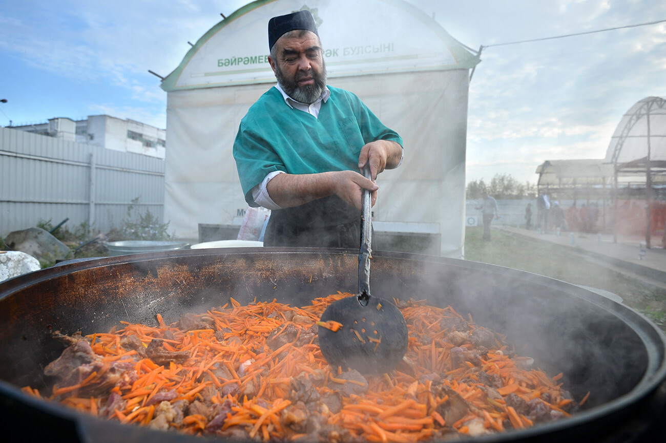 Musliman pripravlja pilaf iz žrtvenih živali v mošeji Al-Marjani na dan praznovanja Kurban bajrama v Kazanu