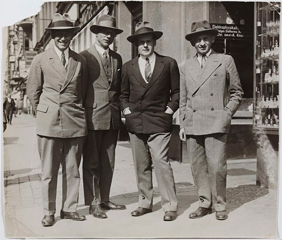 Слева направо: Григорий Александров, Эдуард Тиссэ, Сергей Эйзенштейн и Юлиан Кауфман в Берлине, 1929 год
