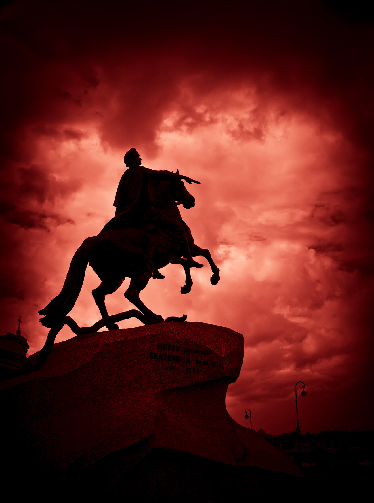 Il “Cavaliere di bronzo” (in russo: “Mednyj vsadnik”), celebre monumento di San Pietroburgo eretto da Caterina II a Pietro I, fondatore della città