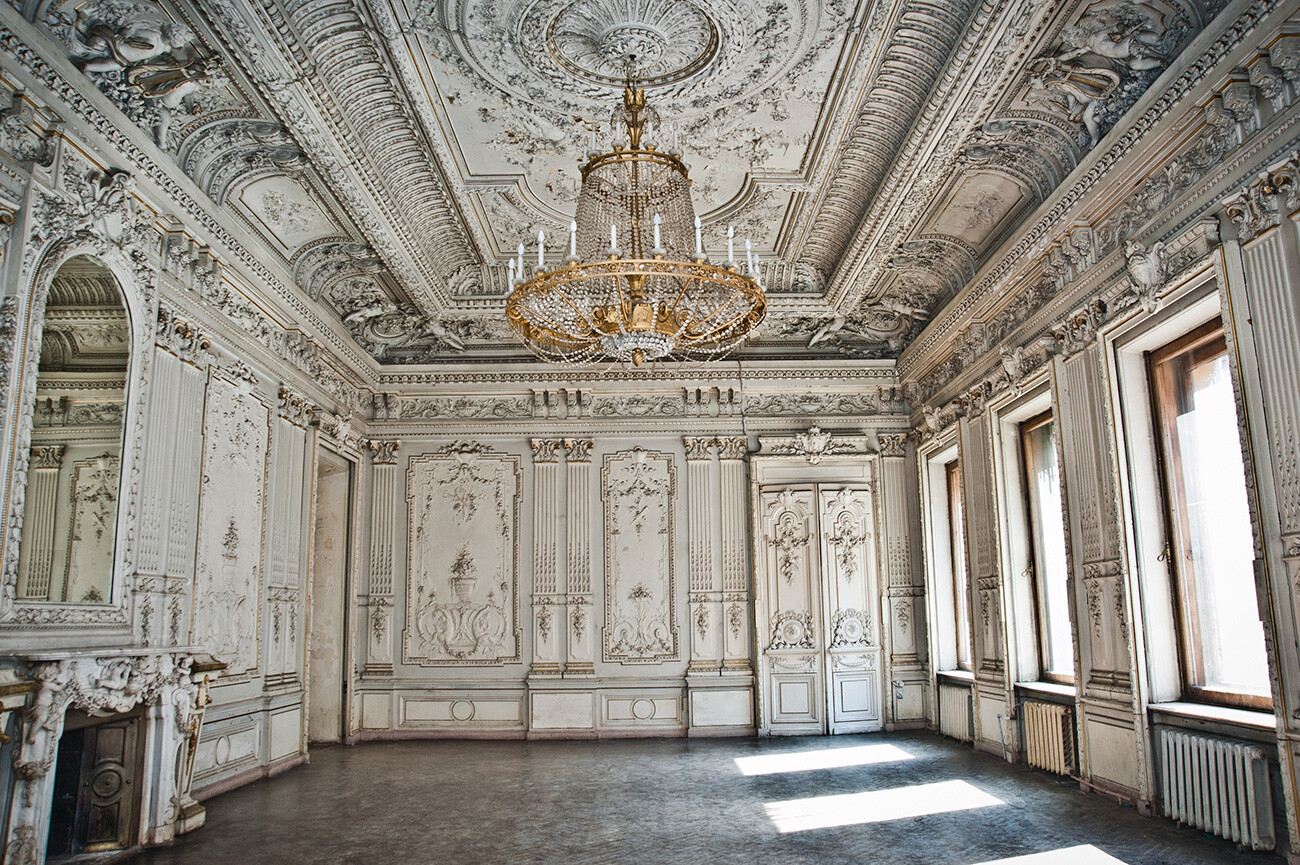 Interno della Tenuta Brusnitsyn sulla Kozhevennaja linija dell’Isola Vasilievskij. Nonostante lo stato di parziale abbandono, si conservano le ricche decorazioni interne e il palazzo è stato spesso usato per riprese di film in costume e videoclip