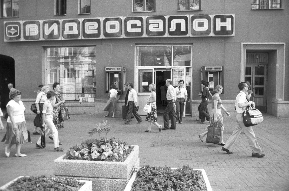 Entrance to a video salon on Arbat street, Moscow, 1986.