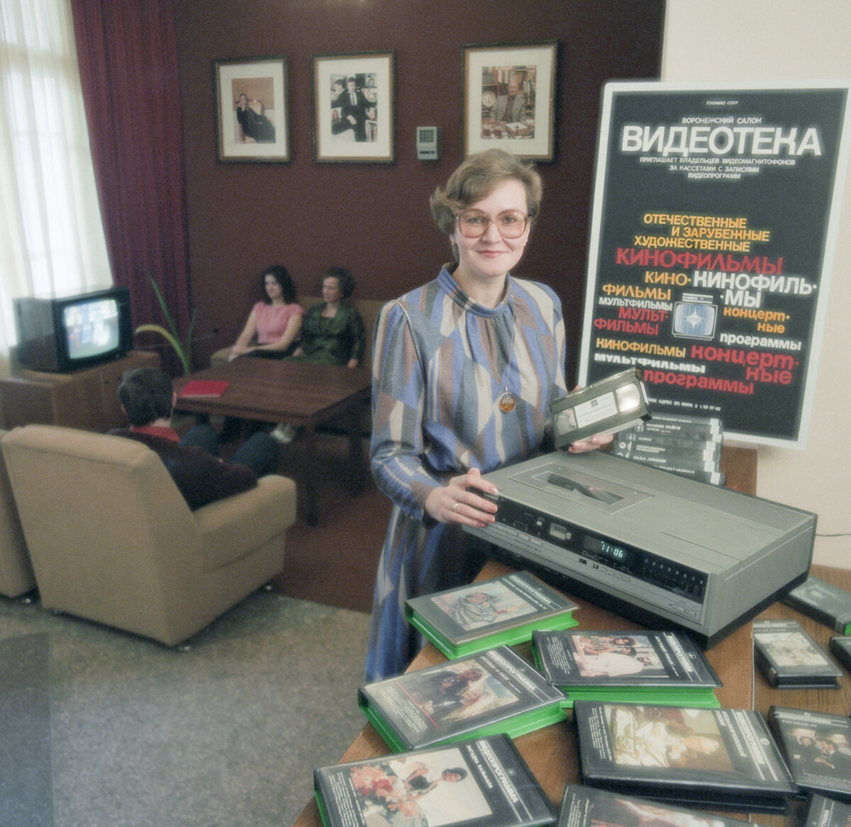 Methodist of the video salon Irina Mentshikova gives out videocassettes, 1988. 