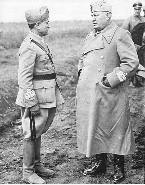 Mussolini en conversación con el general Messe durante la visita del Duce el 29 de agosto de 1941 a las unidades del CSIR en Rusia.