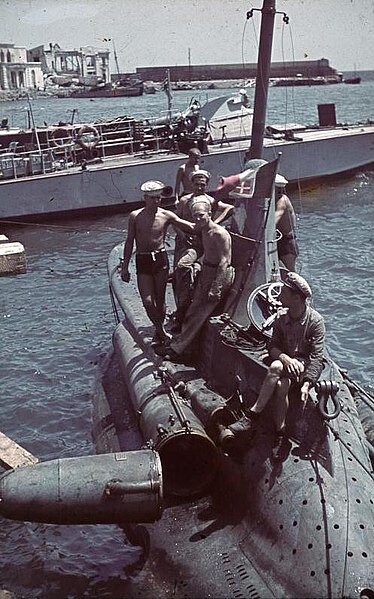 Unión Soviética, Crimea, mini submarino italiano con personal naval en el puerto (junto a lancha rápida)