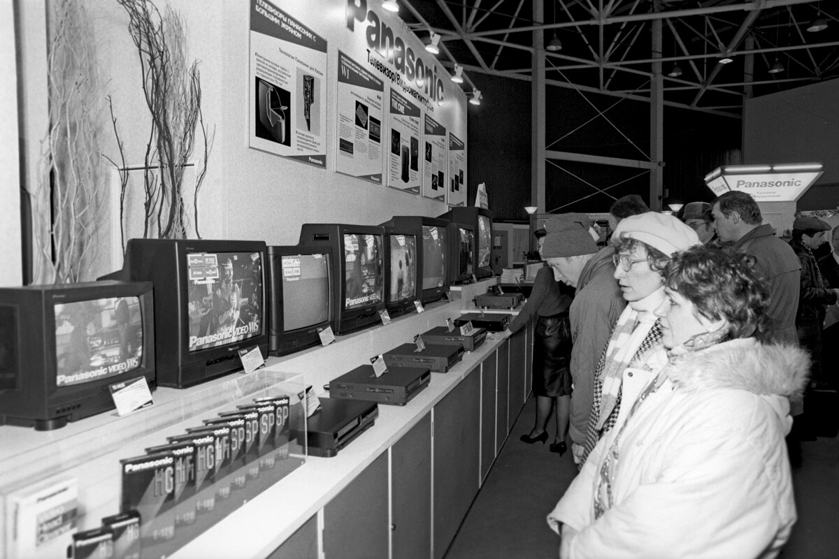 Videograbadores y televisores Panasonic en la Exposición de Comercio e Industria de Japón. Complejo de exposiciones de Krásnaia Présnia (centro de exposiciones Expocentre), 1992