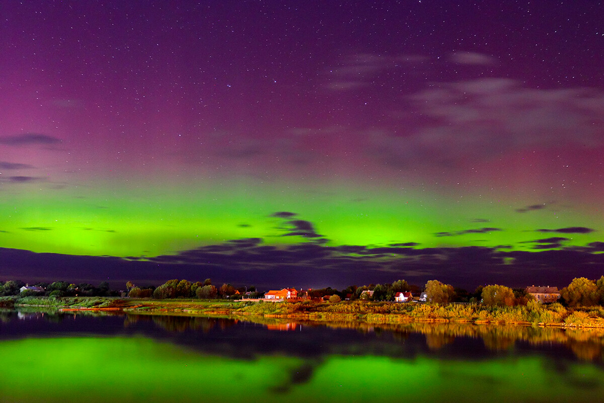 Aurora boreal colore céu à noite na região de Kaliningrado; veja fotos