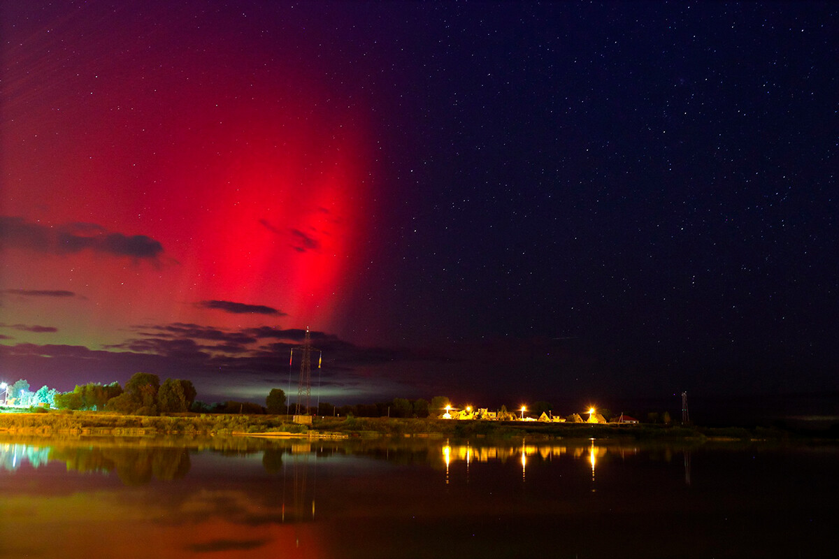 Aurora boreal colore céu à noite na região de Kaliningrado; veja fotos