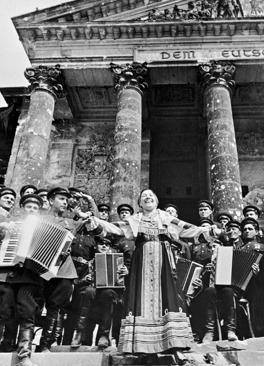 La Gran Guerra Patria de 1941-1945. Lidia Ruslánova da un concierto para los soldados soviéticos en la escalinata del Reichstag el 2 de mayo de 1945.