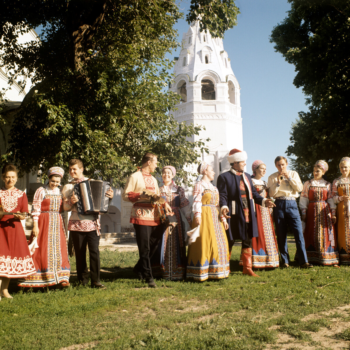 Actuación de los artistas del Coro Folclórico Ruso Académico Estatal Piátnitski, 1970.