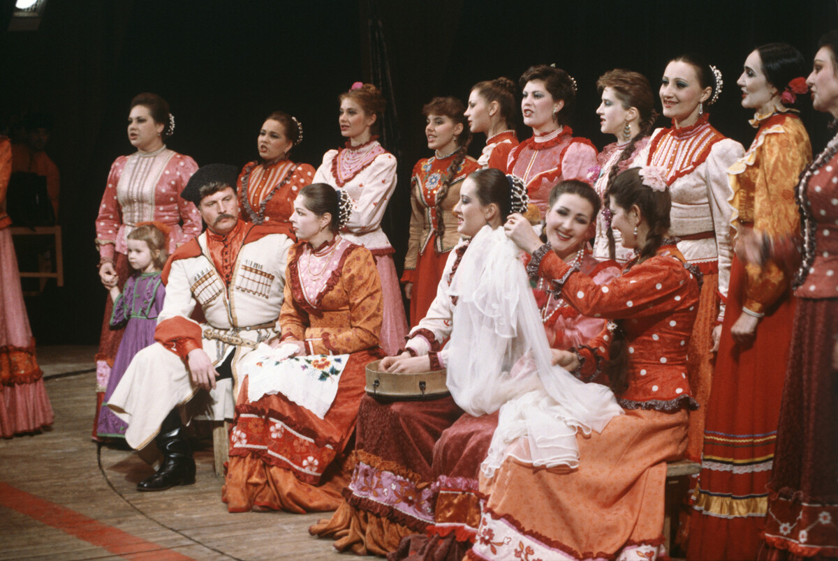 Artistas del grupo de danza del Coro cosaco del Kubán actuando en Krasnodar, 1988.