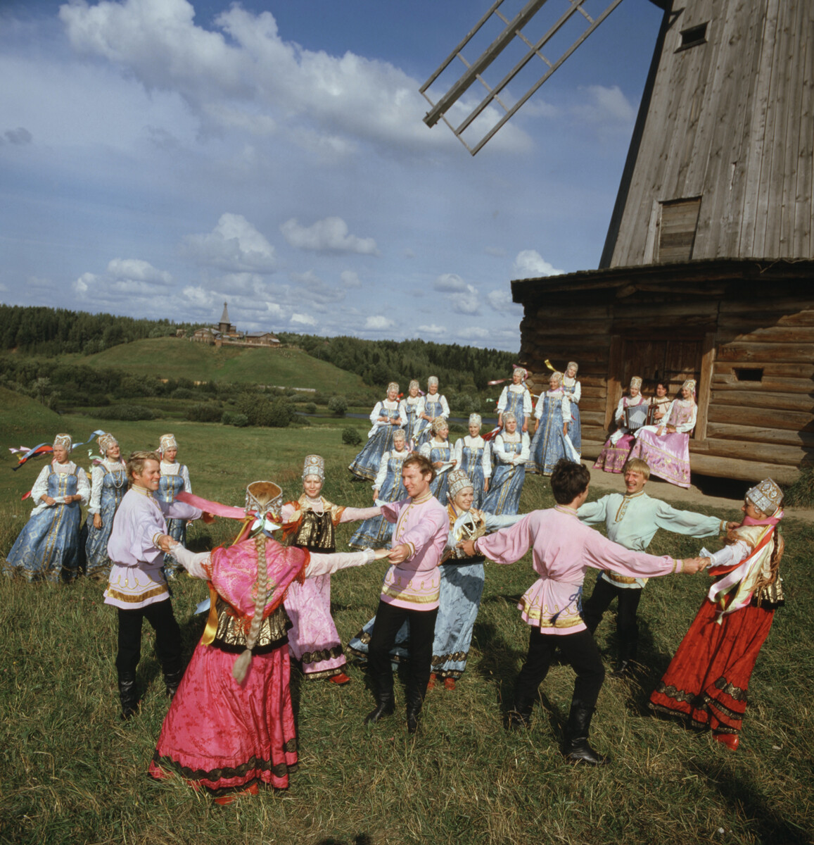 Coro Folclórico Estatal Académico del Norte de Rusia, 1982.
