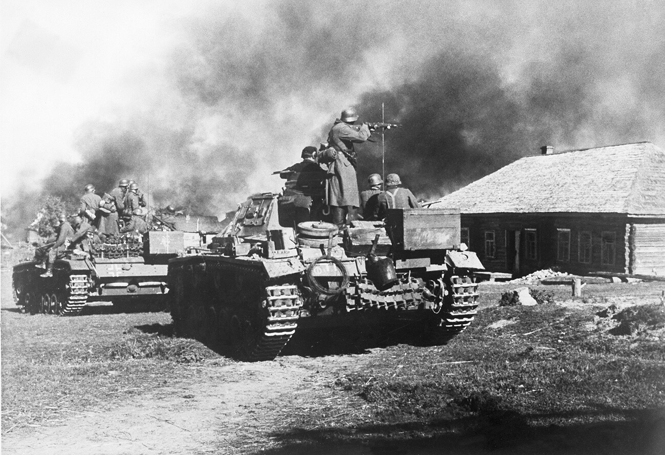 2. svetovna vojna, kampanja proti Sovjetski zvezi, vojno območje, vzhodna fronta: nemški tanki s konjeniki pehote vstopajo v vas. (11. arm. divizija/ AG Center), oktober 1941 