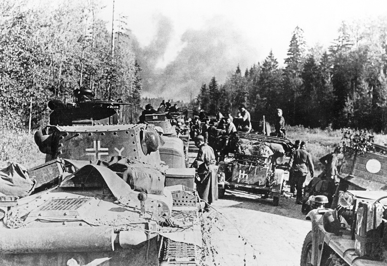 Oklepne nemške enote čakajo na napad na območju Vjazme. Rusija, oktober 1941