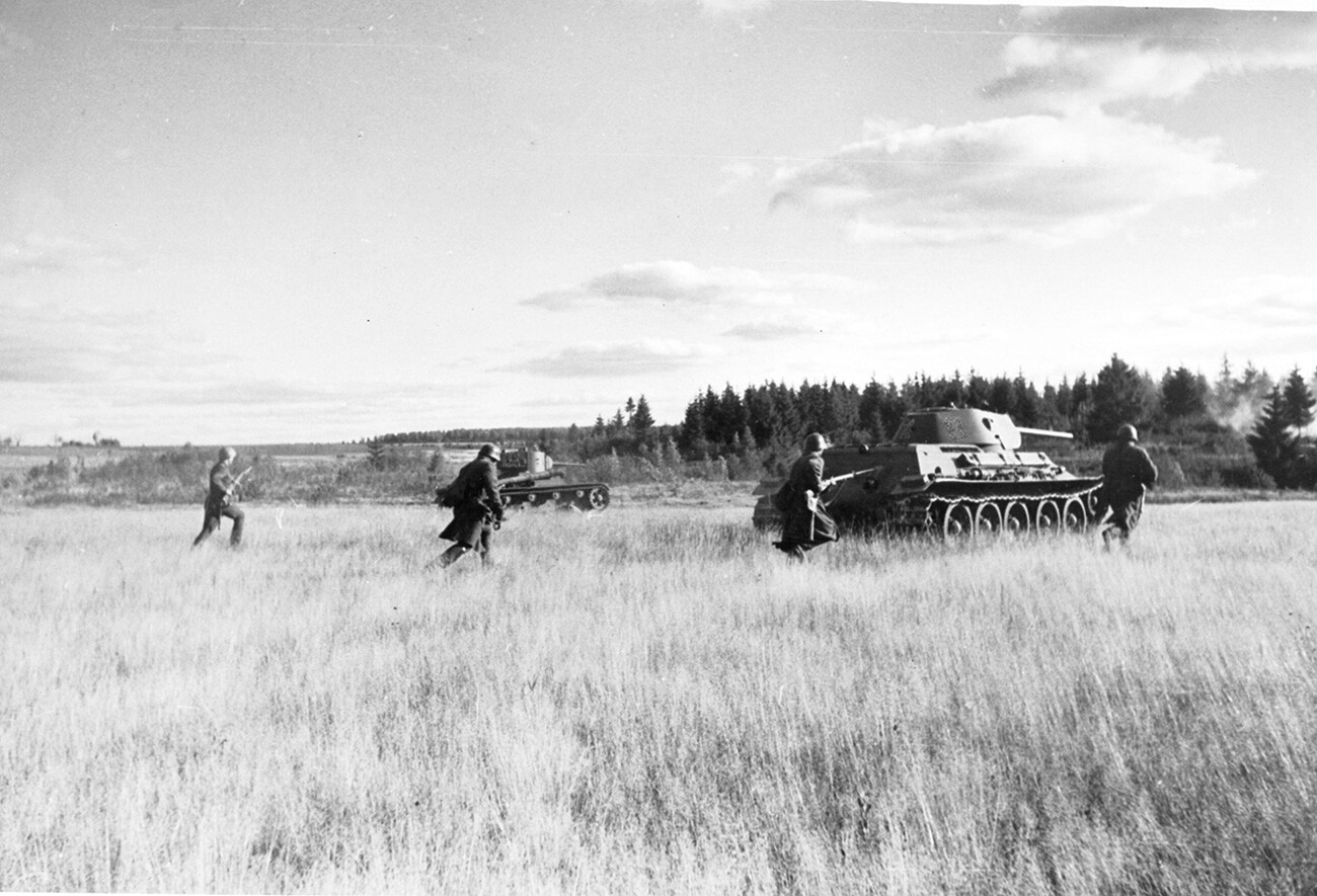 Druga svetovna vojna: sovjetski tanki in pehota, oktober 1941